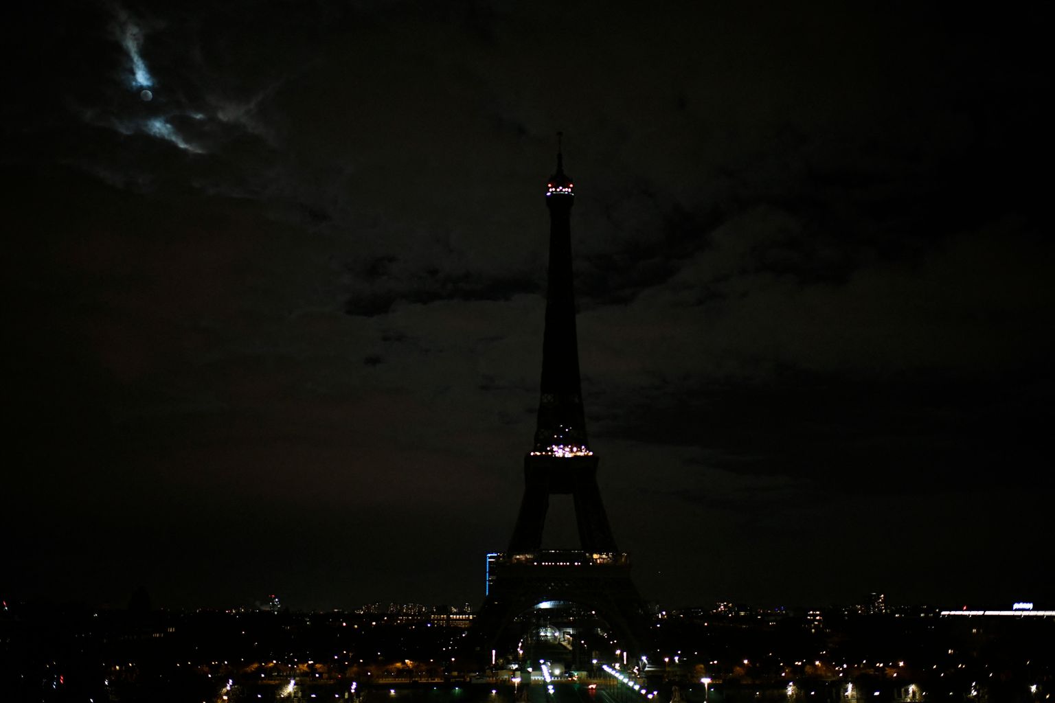 Эйфелева башня во время "Часа Земли" в марте 2021 года.