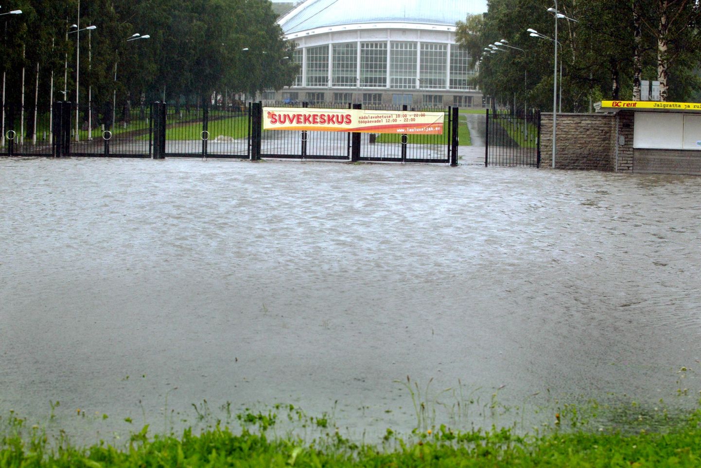 29.07.2004-Tugev vihm põhjustas Tallinnas suuri üleujutusi. Pildil on Pirita tee lauluväljaku ees , kus uputab enam, Kui laulupeo ajal.
