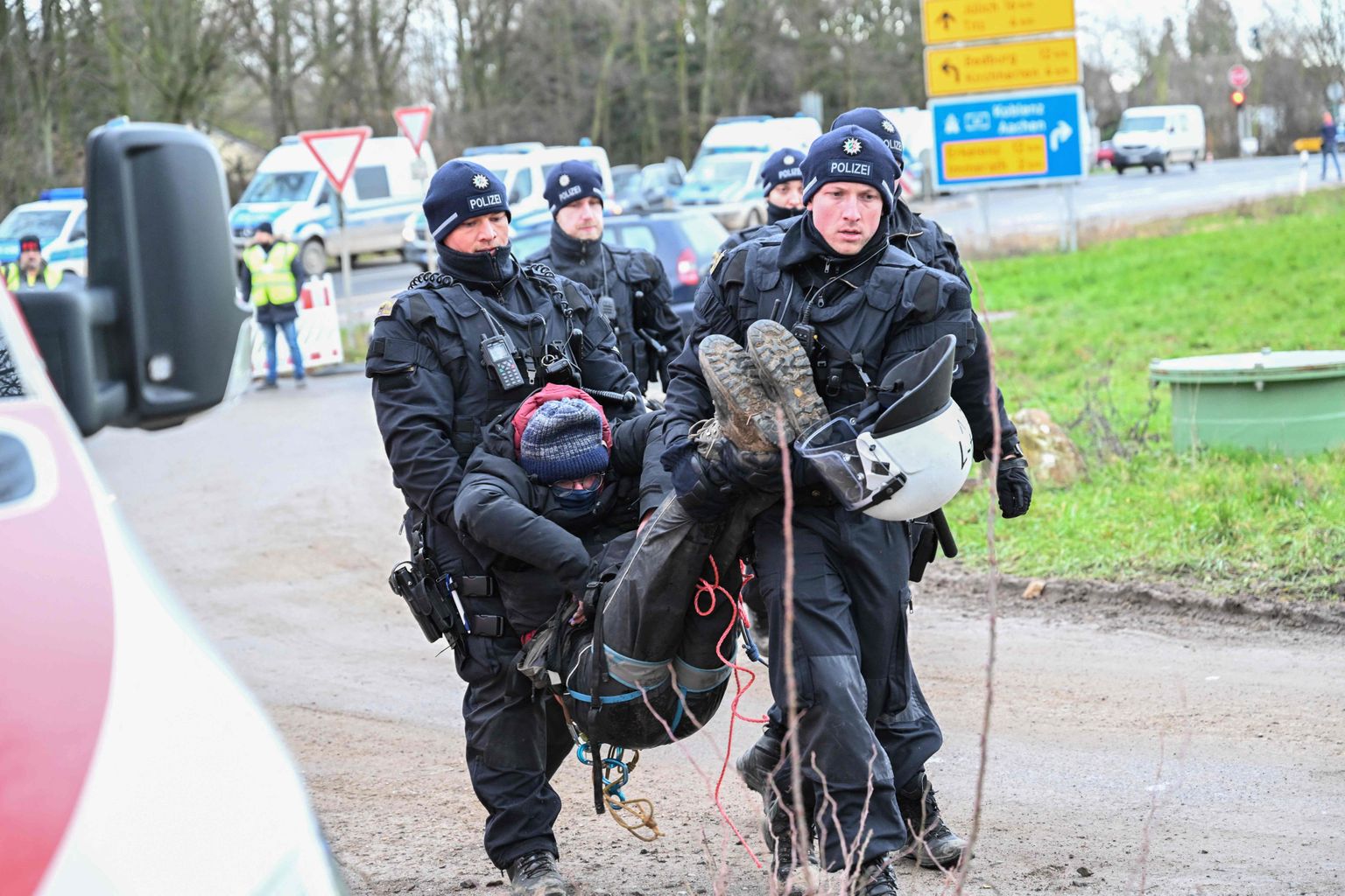 Politsei tegeleb Lützerathi kliimaaktivistidega.