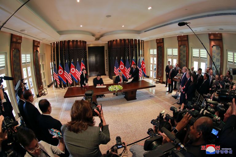 Donald Trump ja Kim Jong-un allkirjastamas ühisdokumenti