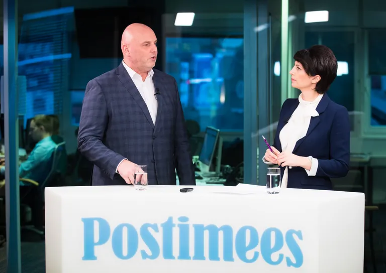 Студия Postimees: почему в Кохтла-Ярве школьникам не ужиться под одной крышей?/ Одежда ведущей: Luisa Spagnoli Estonia