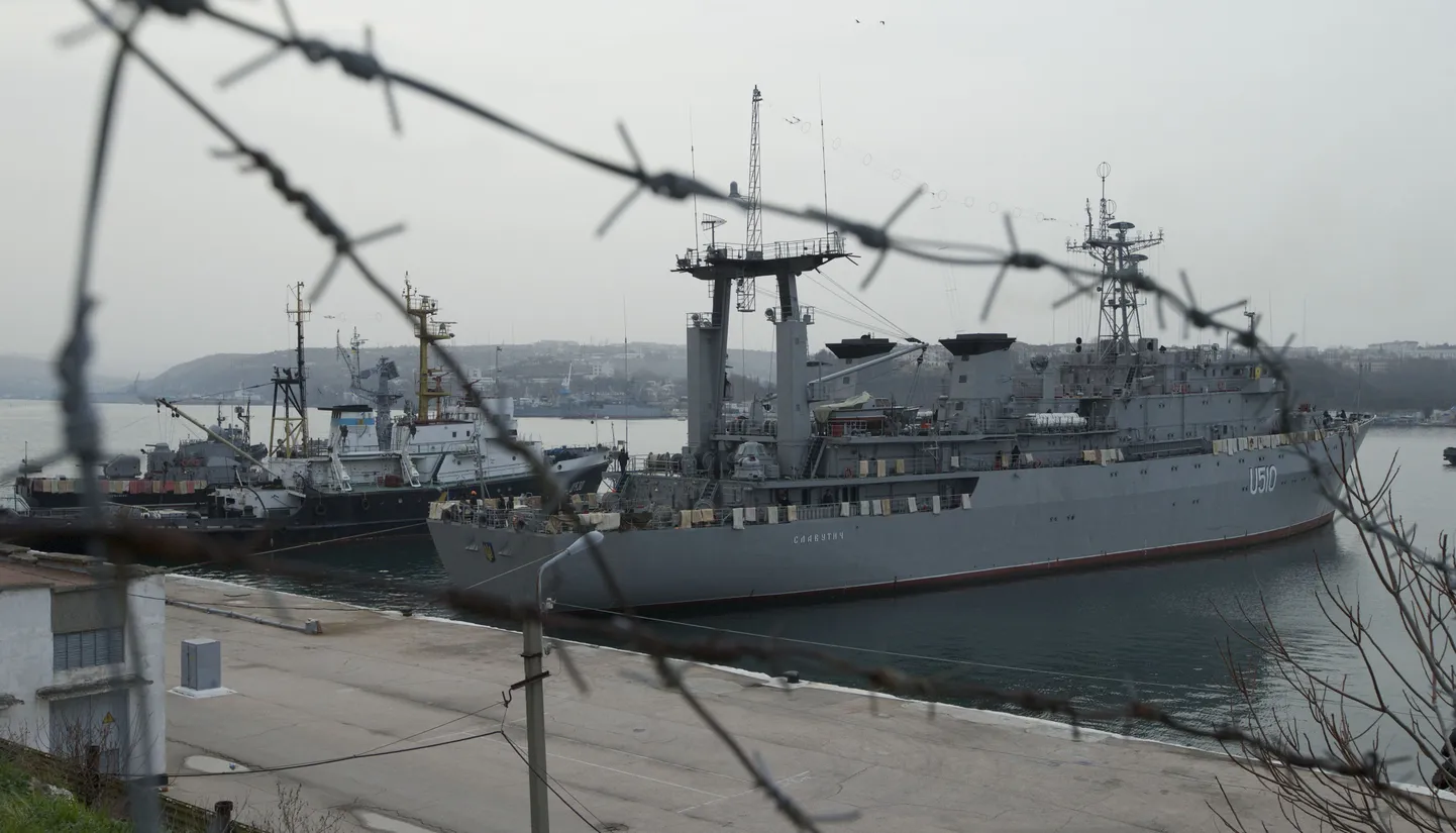 Корабли украинских ВМС "Славутич" и "Тернополь" в севастопольском доке. 4 марта 2014 года.