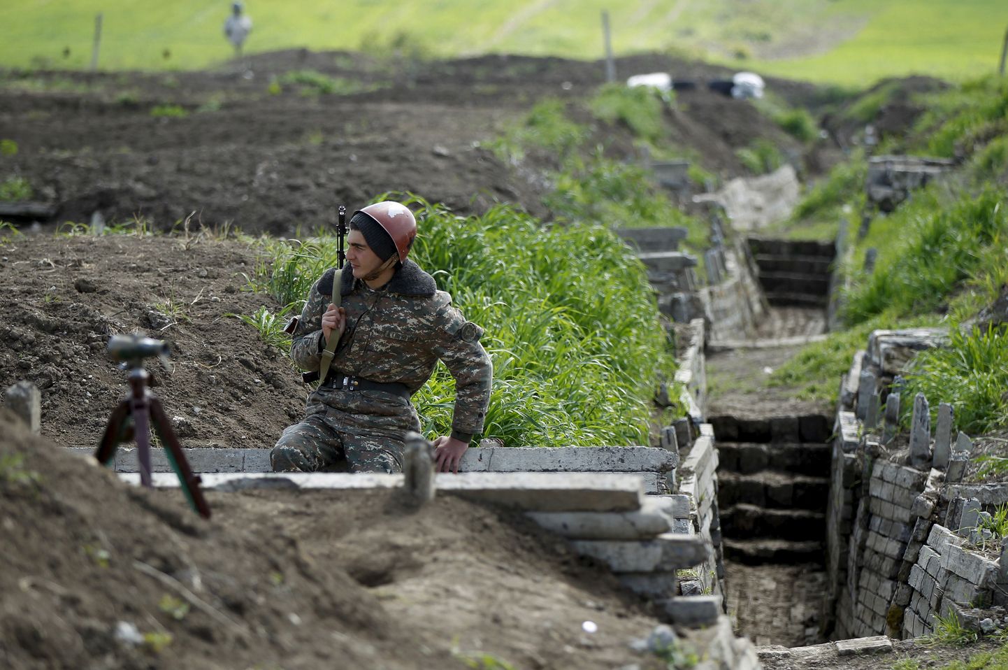 Armeenia sõdur istumas kaevikus Martuni linnas Mägi-Karabahhis.