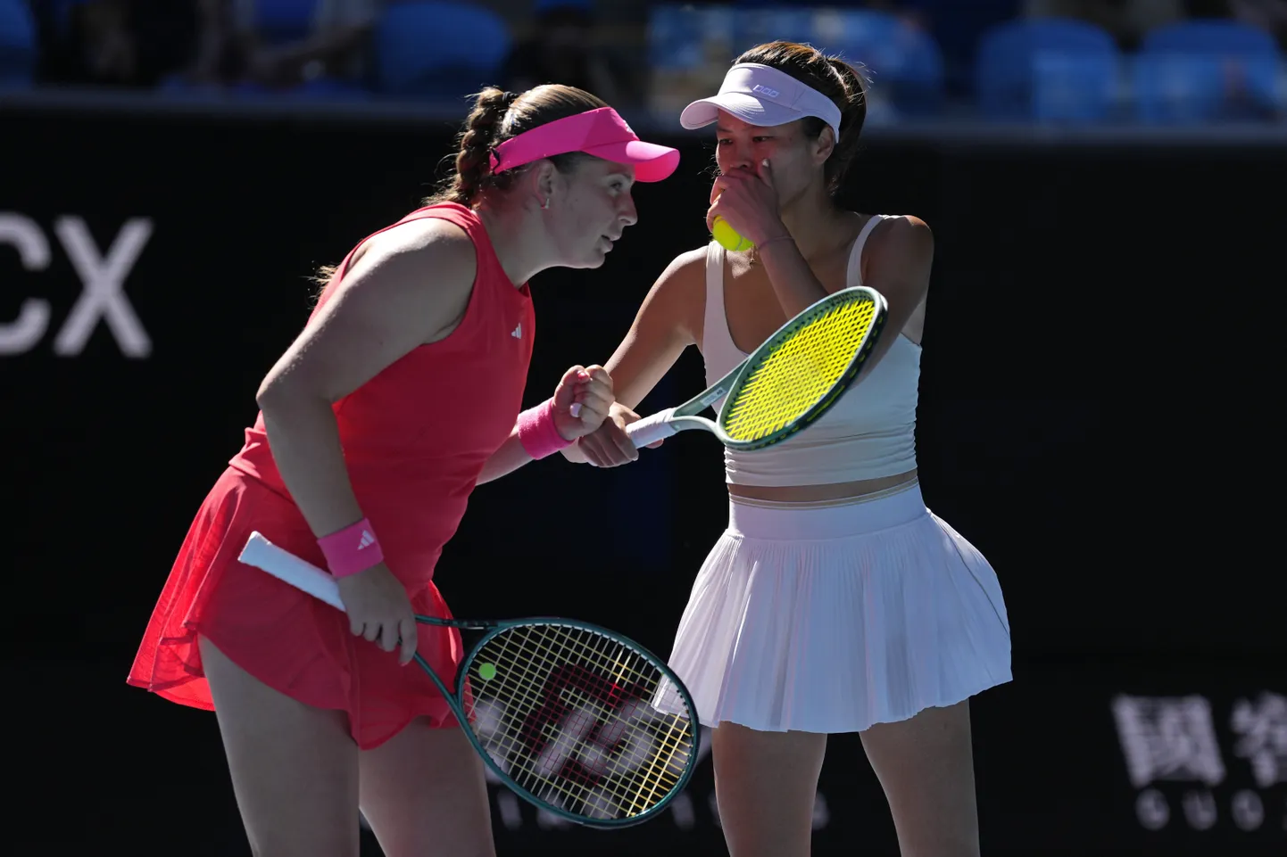 Aļona Ostapenko pārī ar taivānieti Suveju Sji.