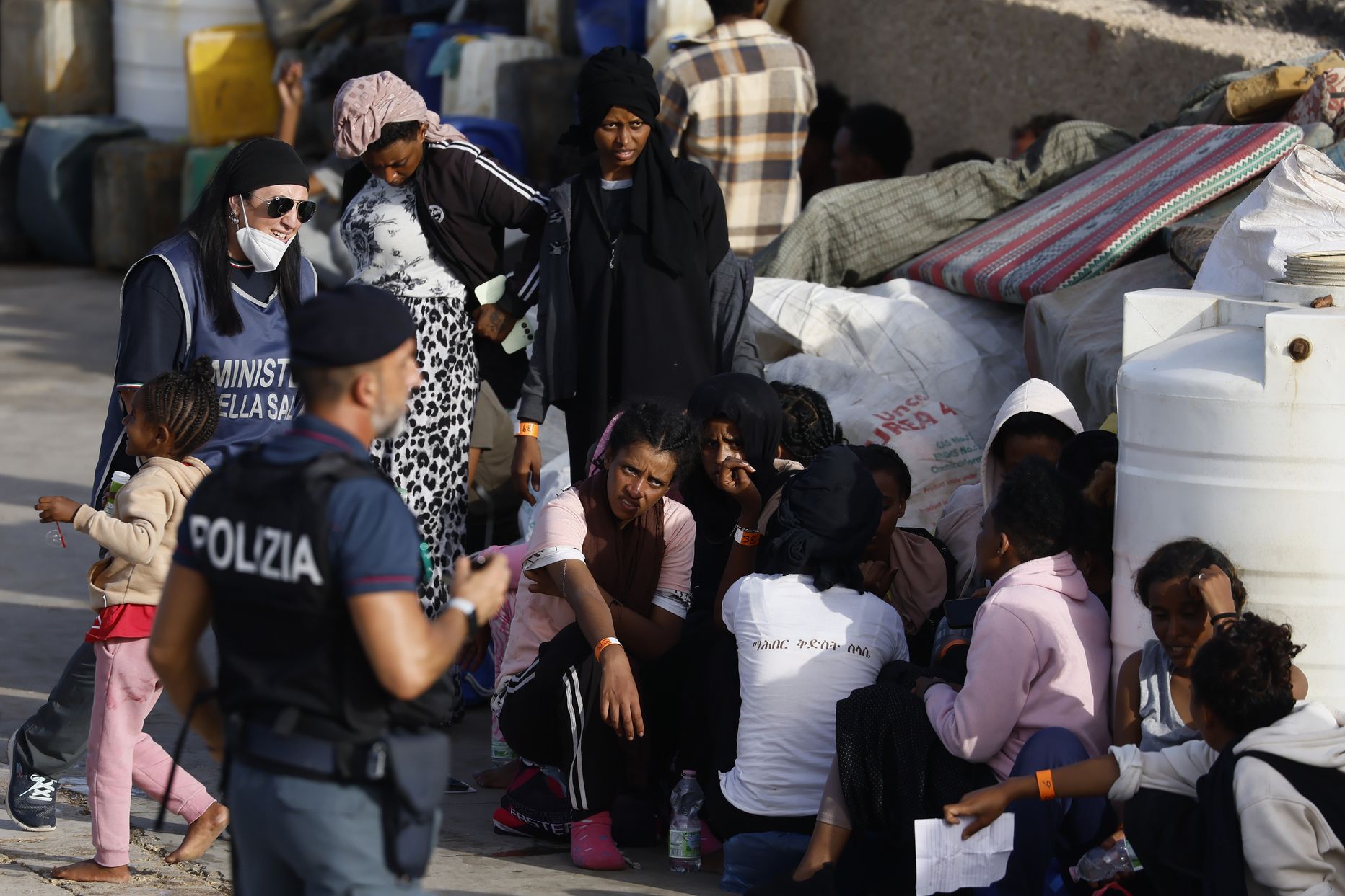 Беженцы, спасенные из моря на итальянском острове Лампедуза в прошлом месяце.