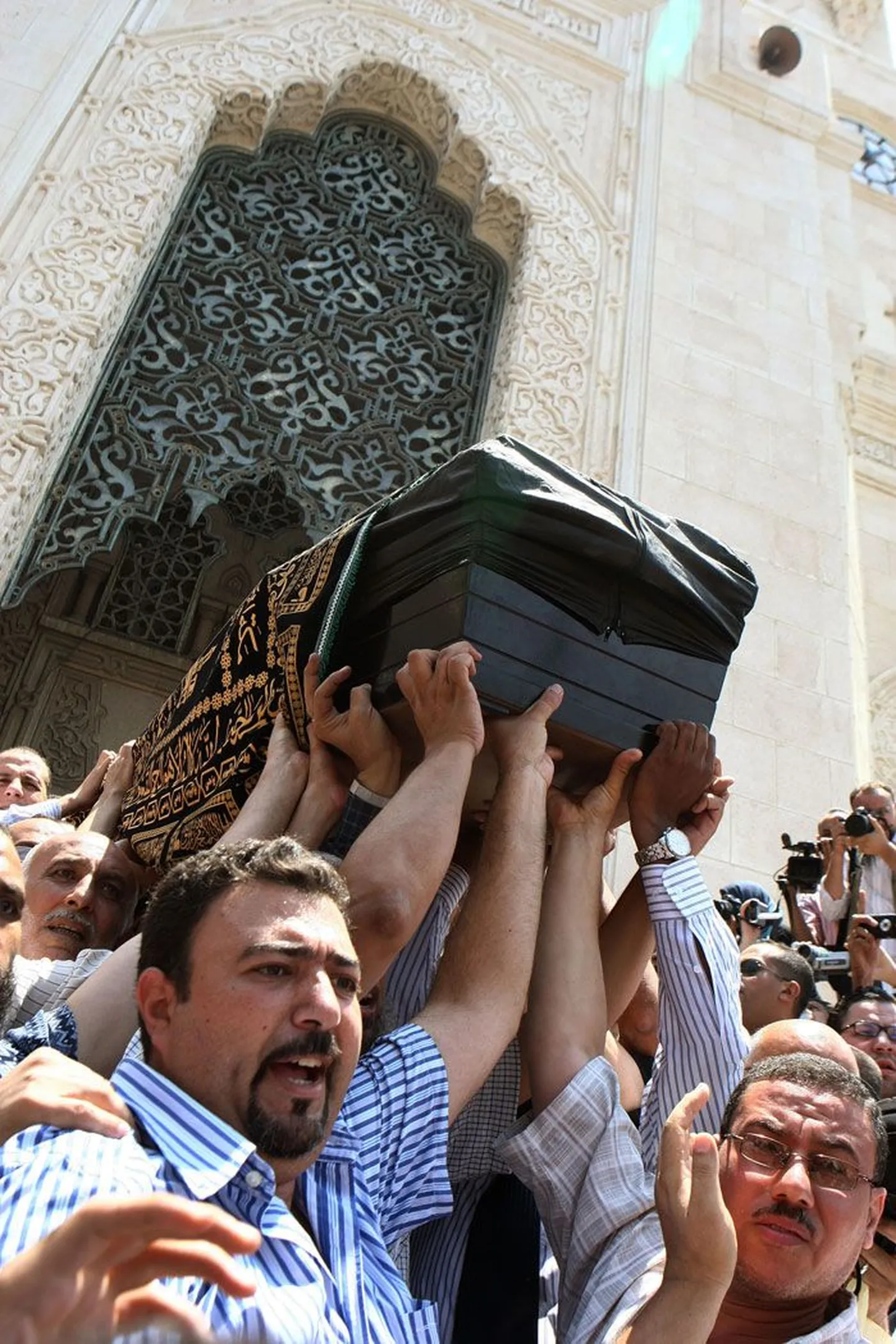 Друзья и родственники несут гроб с телом убитой египтянки по улицам Александрии.