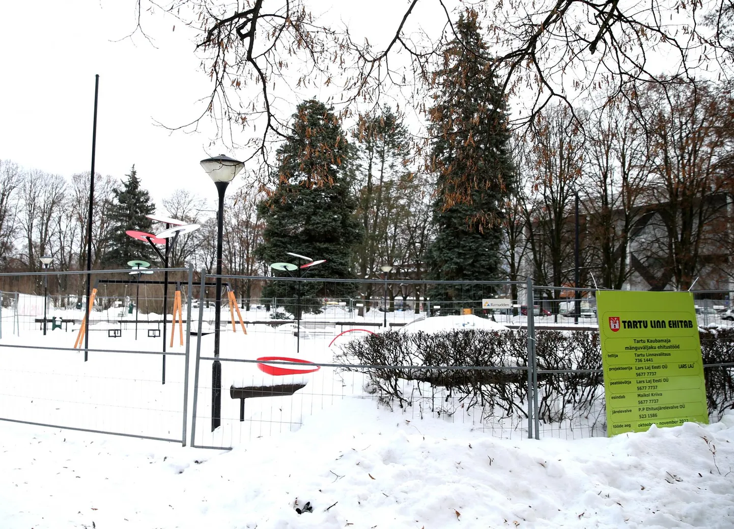 Keskpargi mänguväljaku remont on võtnud oodatust palju kauem aega, tööde lõpp on aga käeulatuses.