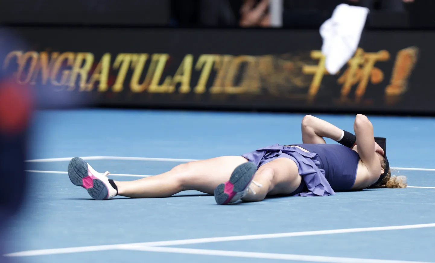 Qinwen Zhengi lülitas konkurentsist 36-aastane sakslanna Laura Siegemund, kes pärast kaks setti kestnud matši lõppu õnnejoovastuses väljakule viskus.