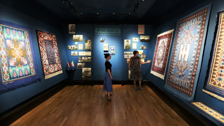 Gulbenes novada vēstures un mākslas muzeja pastāvīgā ekspozīcija “Divi Jūliji” – Jūlija Straumes ornamentu motīvu iedvesmoti jaunradīti paklāji, linu izstrādājumi, adījumi un porcelāna mākslas priekšmeti. Otrs Jūlijs izstādes konceptuālajā salikumā ir izcilais gleznotājs, interjerists, pedagogs un mākslas kritiķis Jūlijs Madernieks (1870—1955).