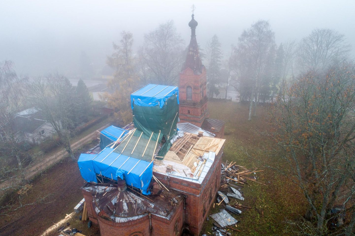 Pühakoja taastatud katusetorni ehib jõulude ajal Soomes kullatud rist.