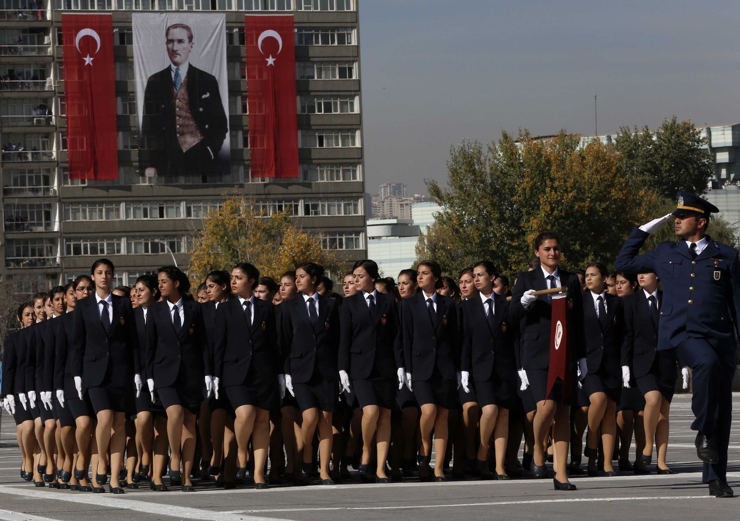 Gulhane meditsiinikooli tudengid Türgi Vabariigi 90. sünnipäeva puhul marssimas.