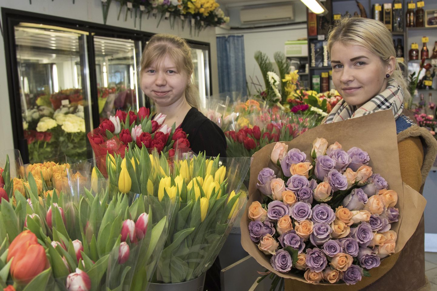 Osaühingu Viljandi Piko lilleäris töötavad Jane Kruusmäe ja Merily Sankmann on täitnud letid värskete lilledega ning müügilauad on naistepäeval lookas. Valikust lähevad enim loosi tulbid ja roosid.