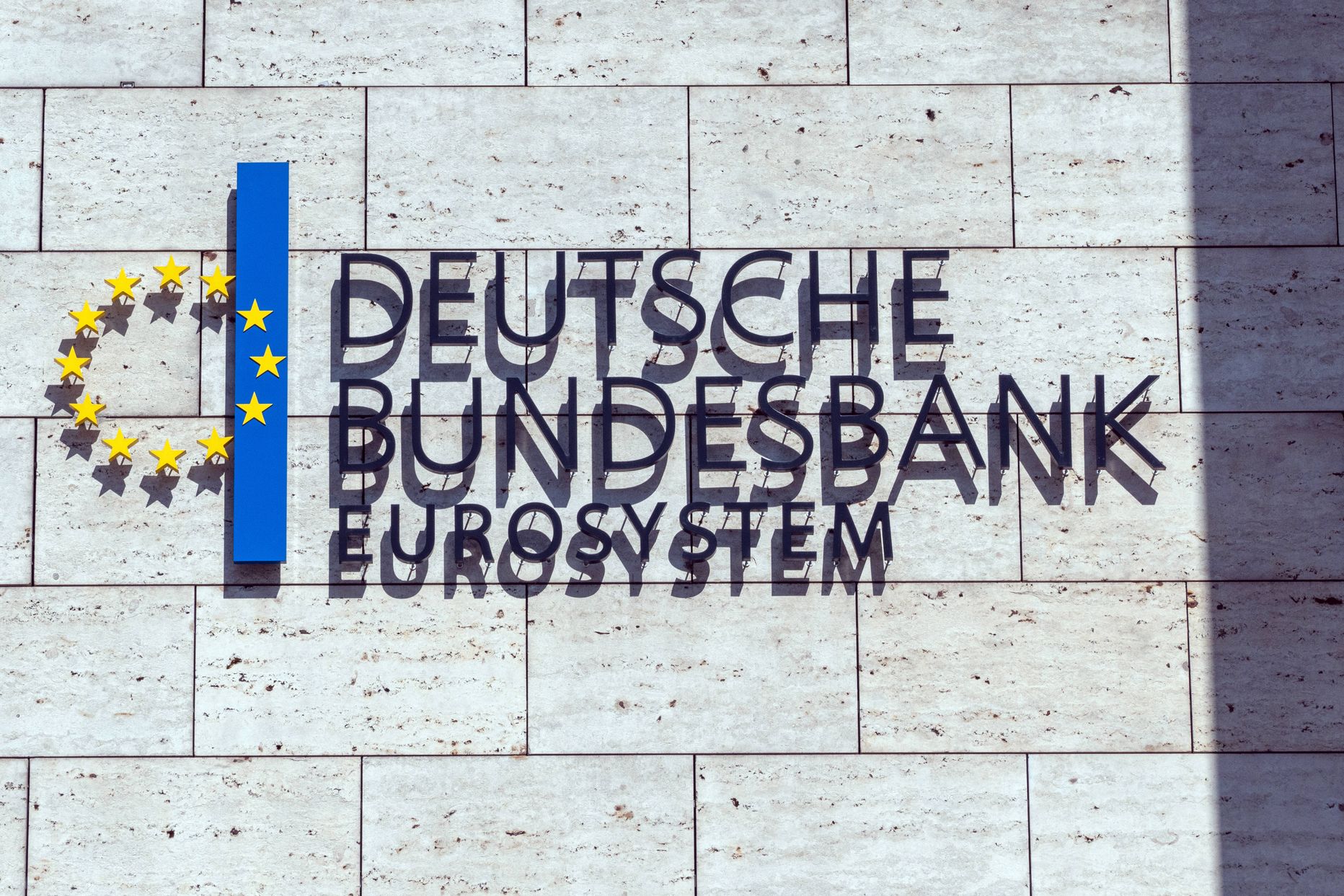 Bundesbank ei andnud saksa marga ajal paarikümnel aastal mingeid vihjeid selle osas, mida on plaanis teha. Investorid ja turuosalised pidid ise mõtlema, võimalusega eksida.