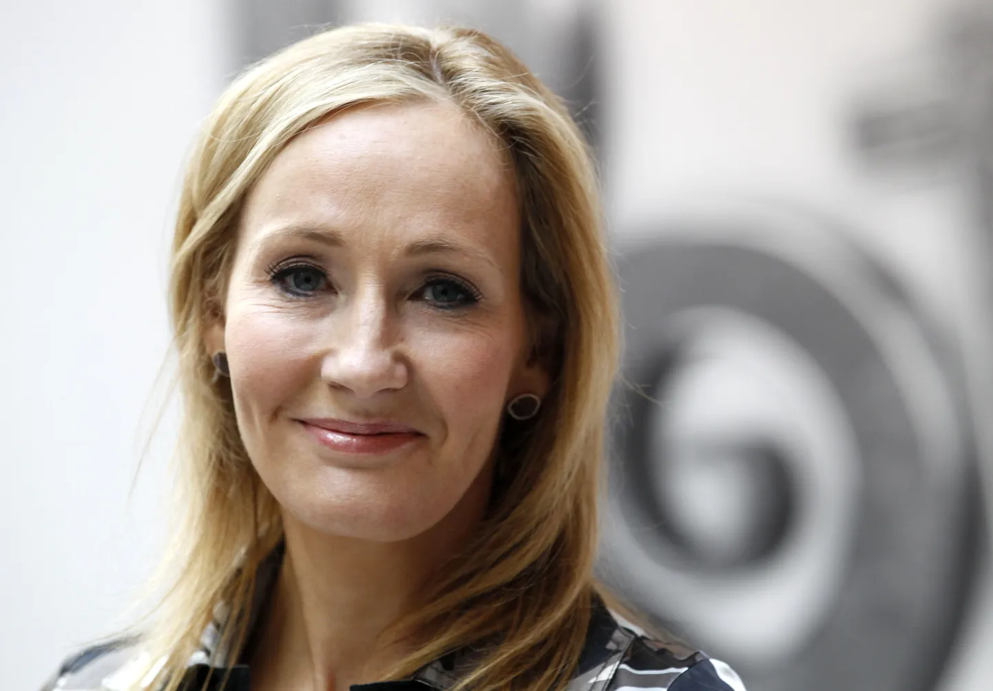 Harry Potteri sarja looja J. K. Rowling.