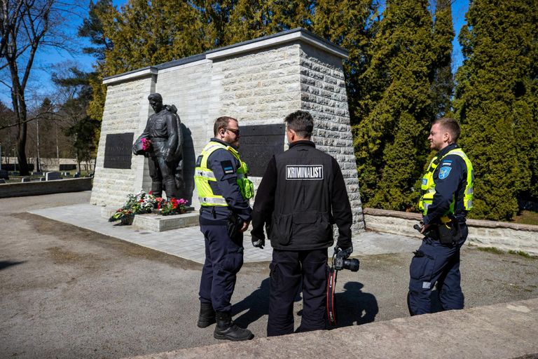 Сотрудники полиции на военном кладбище Таллинна.