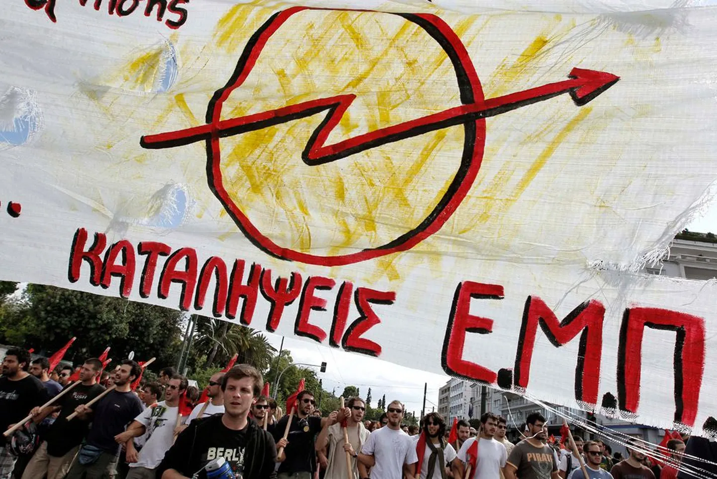 Seda, et Ateenalt kasinust nõudev ja karmi hoiaku võtnud Saksamaa on Kreekas omandanud sõimusõna staatuse, näitab ka eile meeleavalajate poolt tänavatele toodud plakat, mis Saksa autotootjale Opel viidates hoiatab okupatsiooni eest.