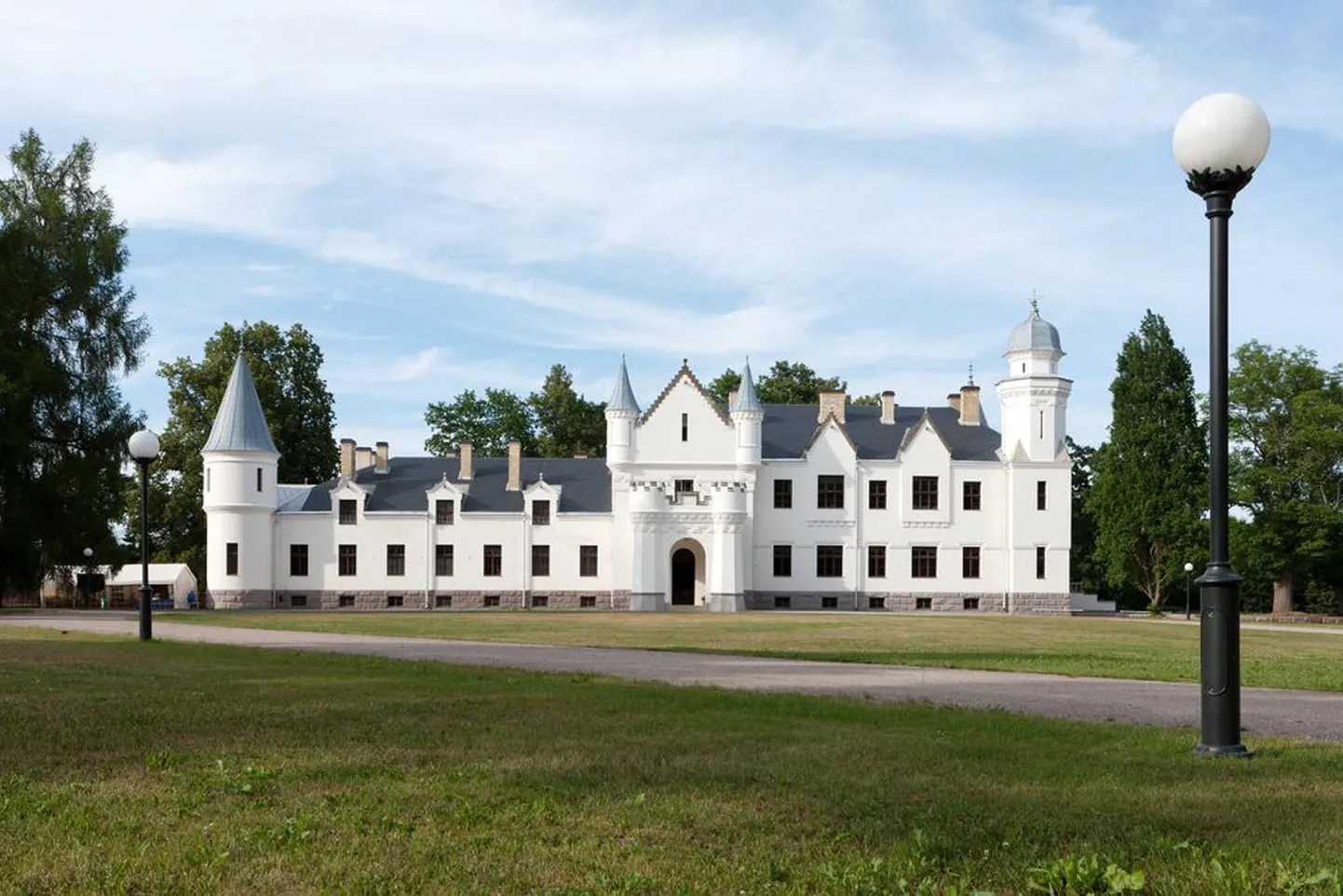 Alatskivi loss oma hiilguses: 
kaunimaid ja siilipuhtamaid 
historitsismi näiteid Eestis.