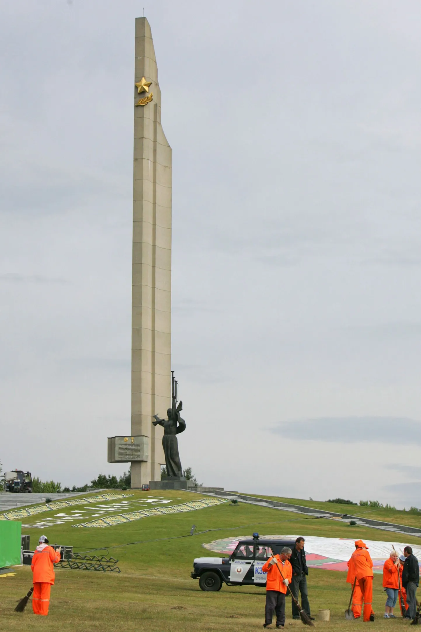 Miilitsad otsivad läbi mälestusmärgi «Minsk - kangelaslinn» lähiümbruses asunud kontserdipaika.