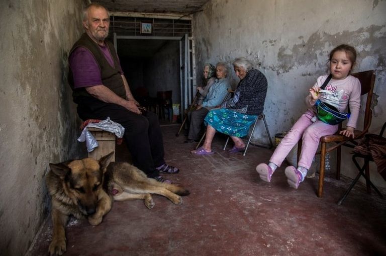 Жители Лисичанска укрываются от обстрелов