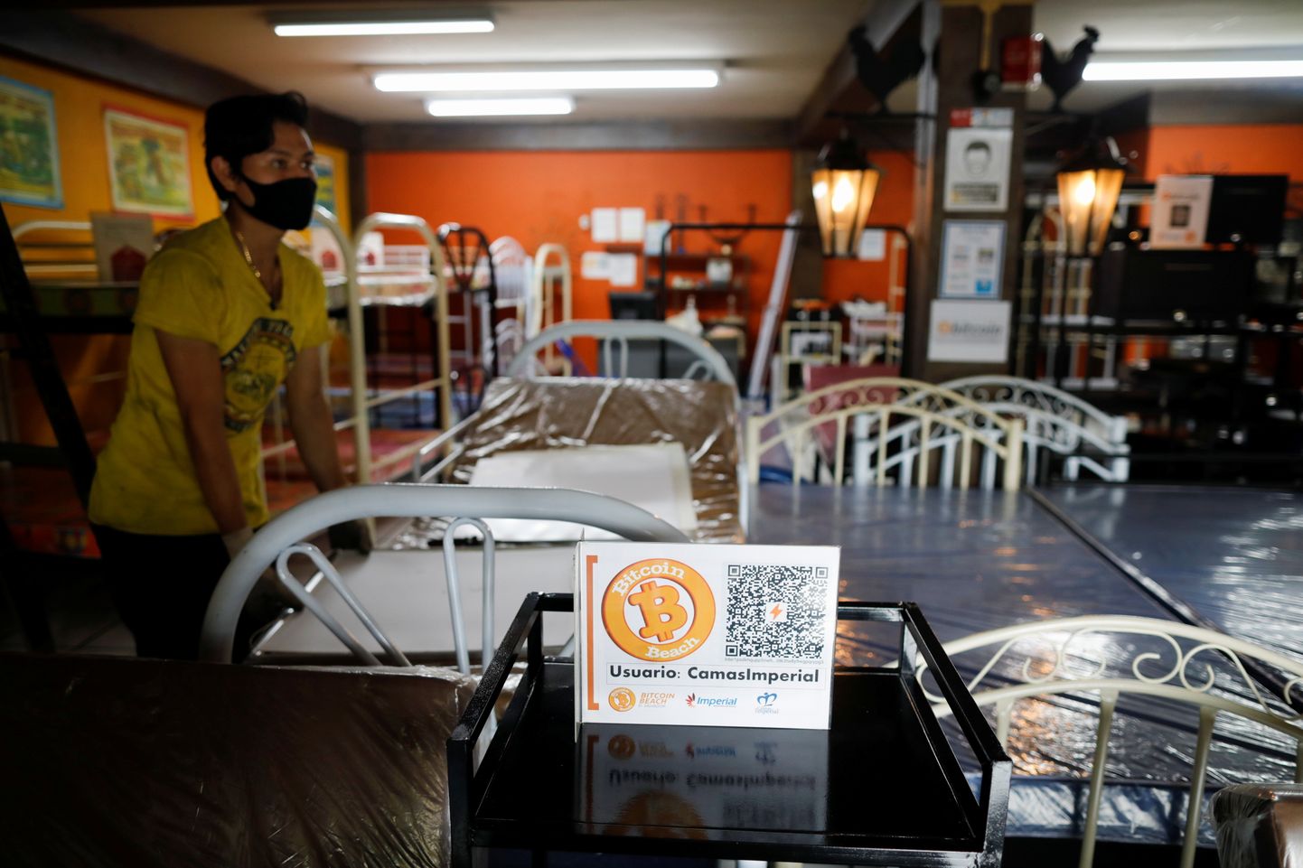 El Salvadori kauplused on bitcoini kasutamiseks valmis. REUTERS/Jose Cabezas