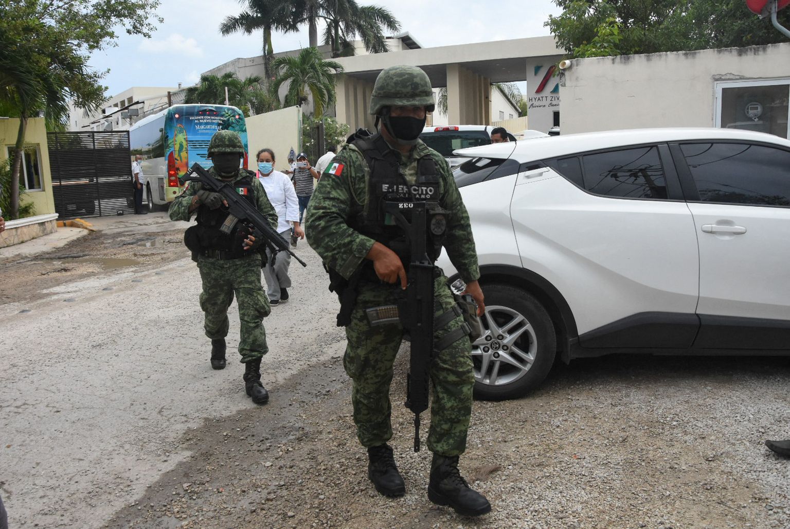 Mehhiko sõdurid Puerto Moraleses asuva Hyatt Ziva hotelli valvamas pärast seda, kui selle lähedasel rannal avasid kaks narkojõuku tule