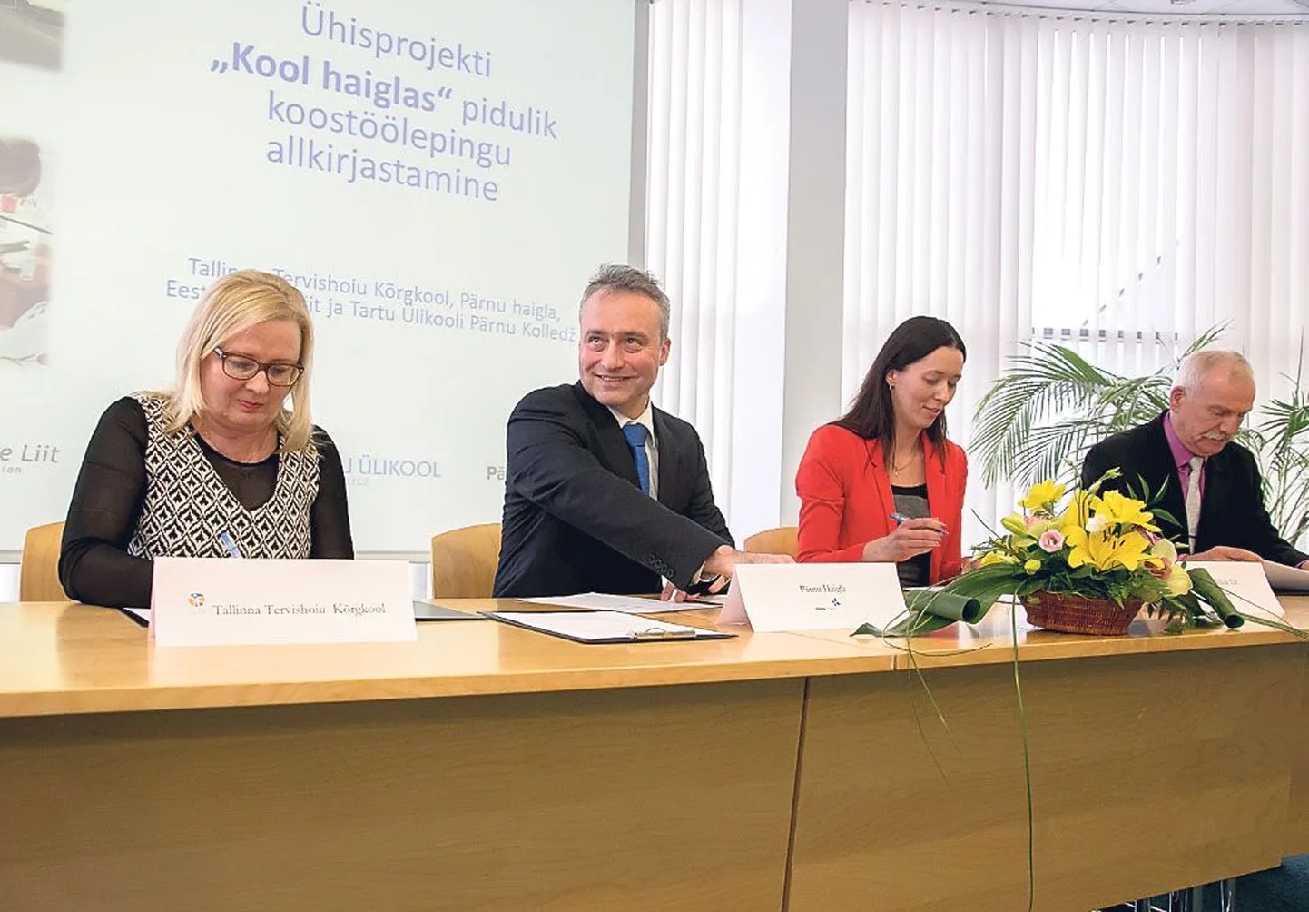 Koostööleppele andsid oma allkirja (vasakult) Tallinna tervishoiu kõrgkooli rektor Ülle Ernits, SA Pärnu Haigla juhatuse esimees Urmas Sule, Eesti õdede liidu juhatuse liige Gerli Usberg ja Pärnu kolledži direktor Henn Vallimäe.