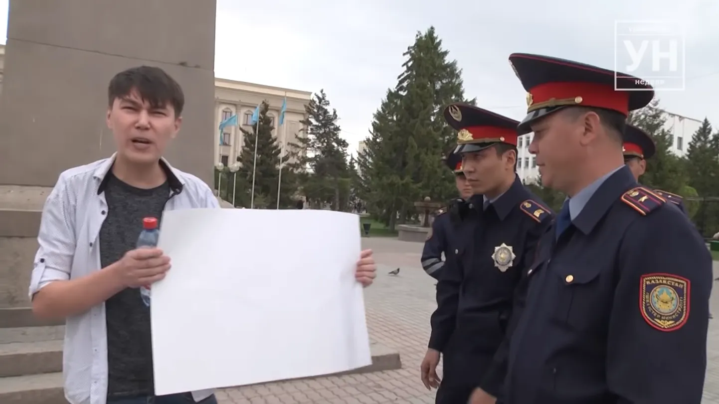 Aslan Sagutdinov peeti kinni tühja paberilehega seismise eest.