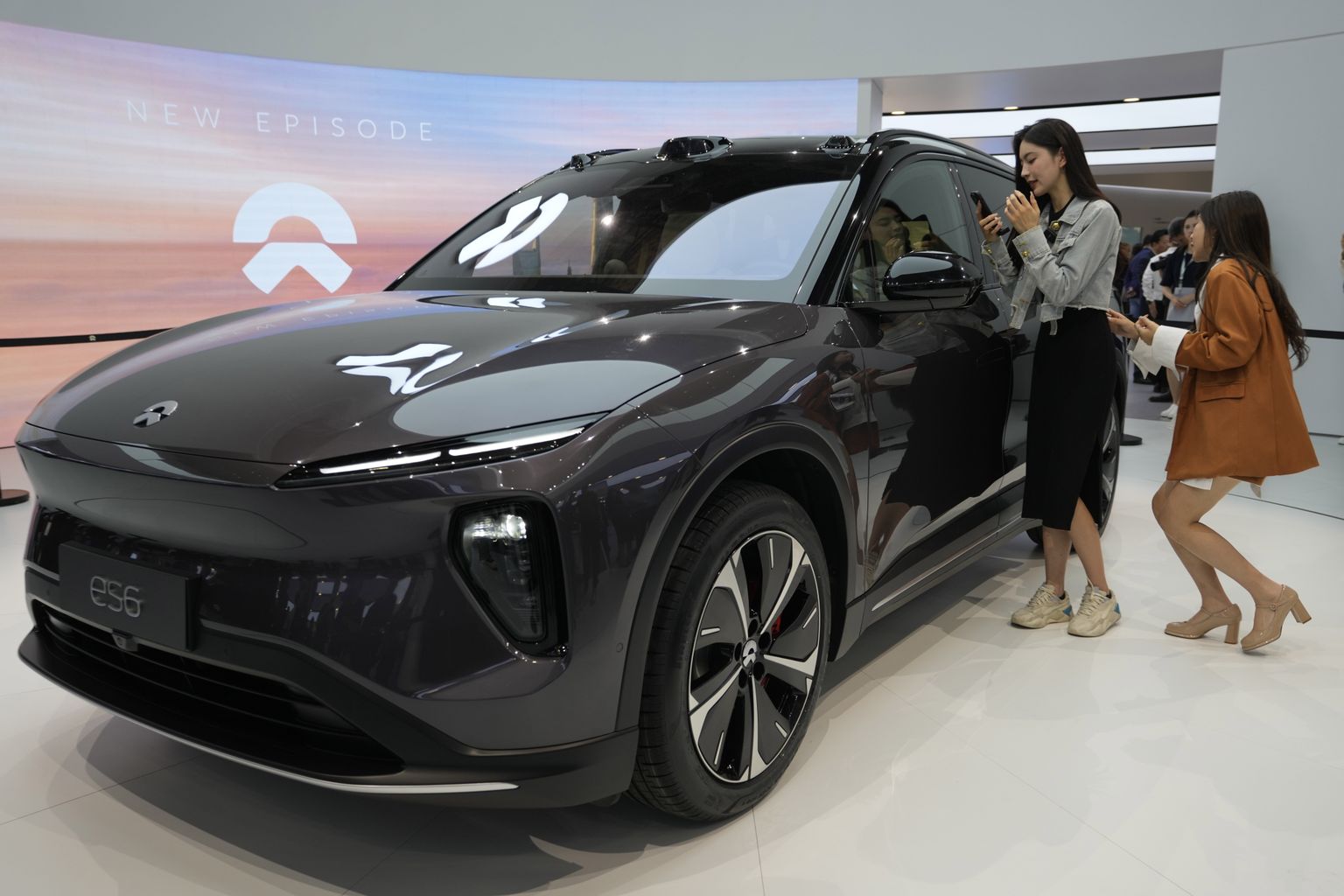 Naised imetlemas NIO mudelit es6 automessil Shanghais 18. aprillil 2023.