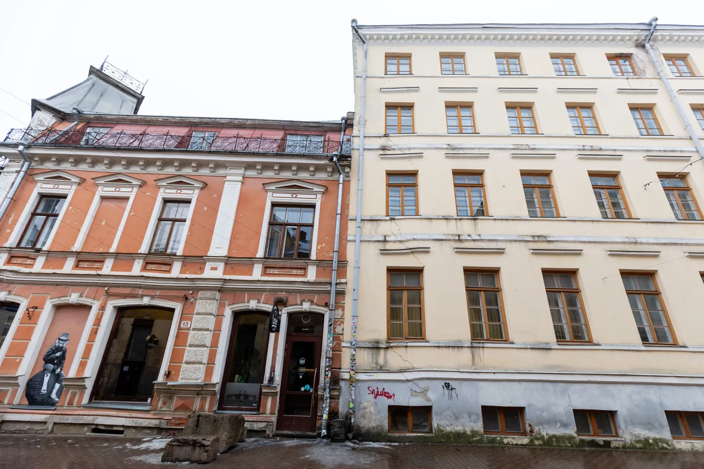 Tartu linnavalitsus pani Gildi 8 kinnistu ja seal asuva hoone, vana polikliiniku (paremal) oksjonile. Piirinaabri (vasakul asuva hoone omanik) arvates pole aga kahe kinnistu piirid selged ning neid tuleks täpsustada kohtus.