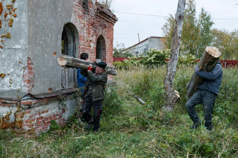 Talgute käigus võeti maha ehitist ohustanud kuivanud puud.