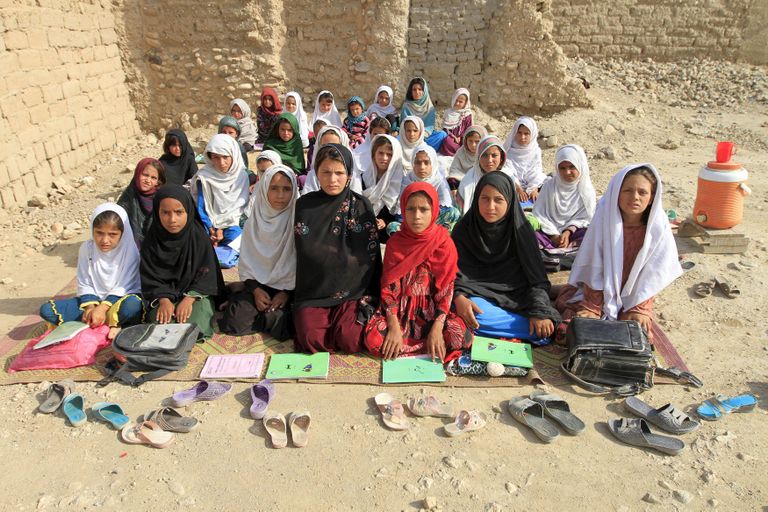 Õpetaja Mahajera Armani ja tema klassitäis tüdrukuid, kes õpivad lageda taeva all. Kooli lõi Bangladeshi Maapiirkonna Edendamise Komitee ja see asub väljaspool Jalalabad linna, Afganistanis.
Foto: REUTERS/Parwiz