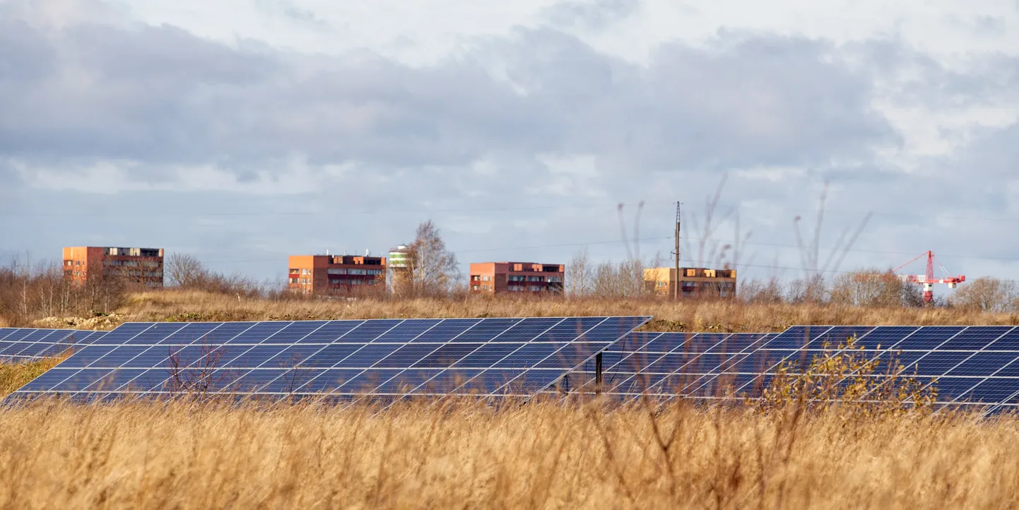 Jõhvi päikesepark pandi püsti juba 2021. aastal, kuid lõpuks see tööle ei hakanudki ning demonteeriti.