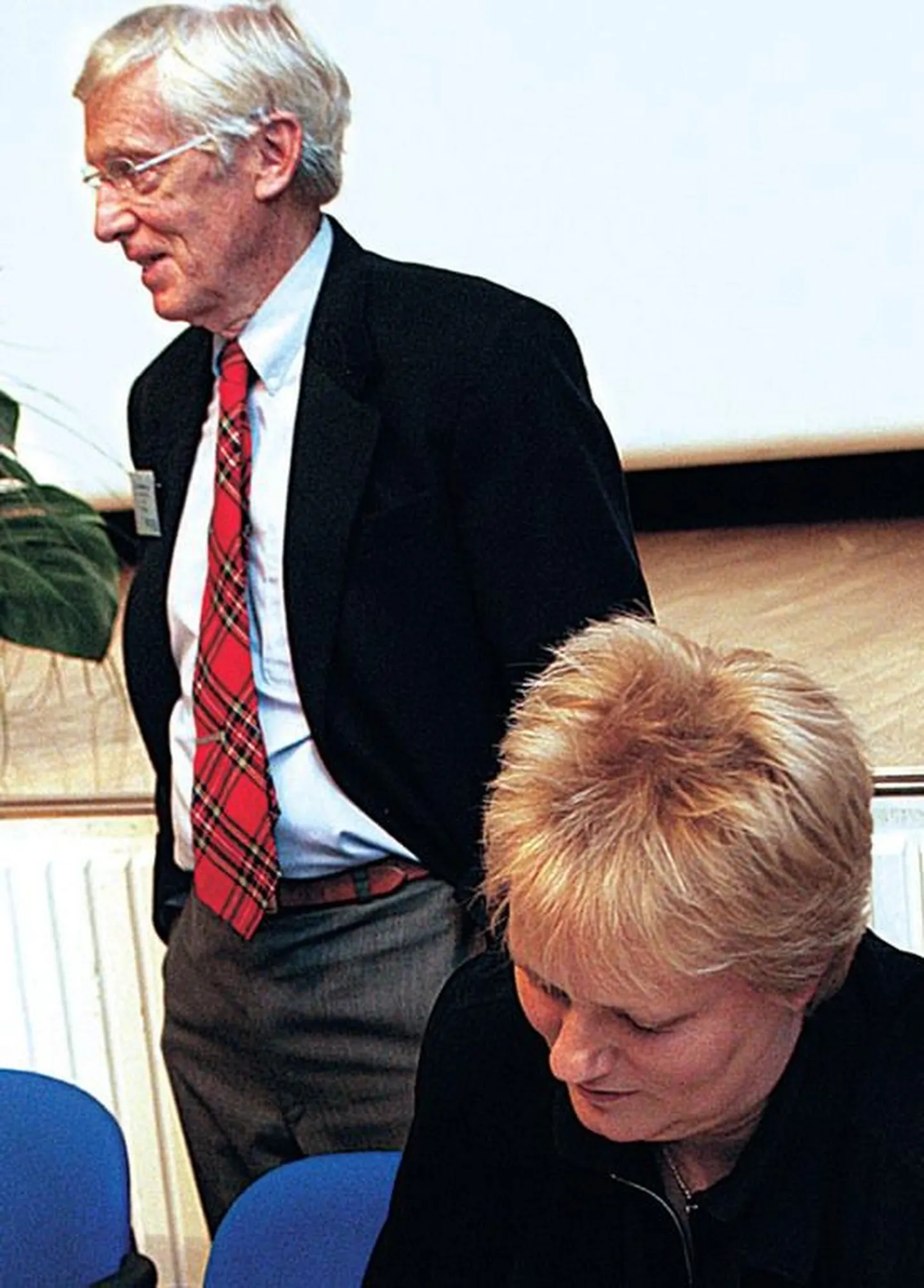 Eilsel Estonia huku sümpoosionil Tallinnas osalesid ka Läänemere laevakatastroofist raamatu kirjutanud ja filmi teinud Saksa ajakirjanik Jutta Rabe ning 2000. aastal vrakile sukeldunud ameeriklane Gregg Bemis.