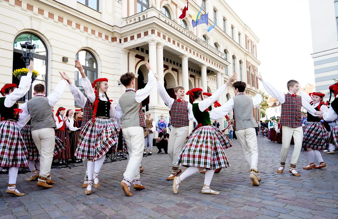 Rātslaukumā notiek pasākums, kura laikā svinīgi tiek nodotas XIII Latvijas Skolu jaunatnes dziesmu un deju svētku dalībnieku apgleznotās pērles, kas tapušas bērnu un jauniešu centros svētku ieskandināšanas projekta "Savīšanās ceļš" laikā.