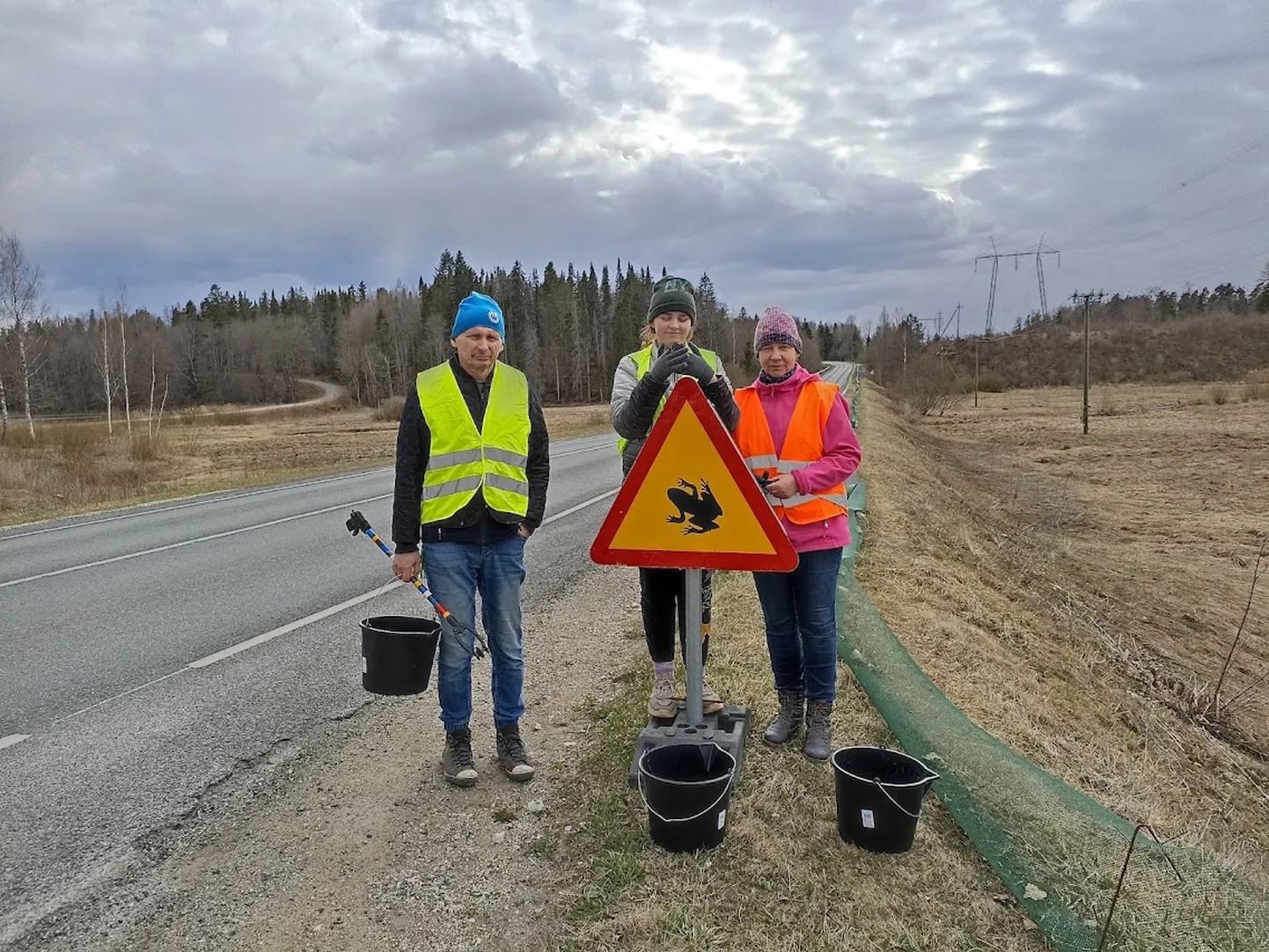 Robert Sild, tütar Mariliis Sild ja elukaaslane Marika Uussalu tänavu kevadel Järva-Jaani – Tamsalu – Kullenga maantee ääres.
