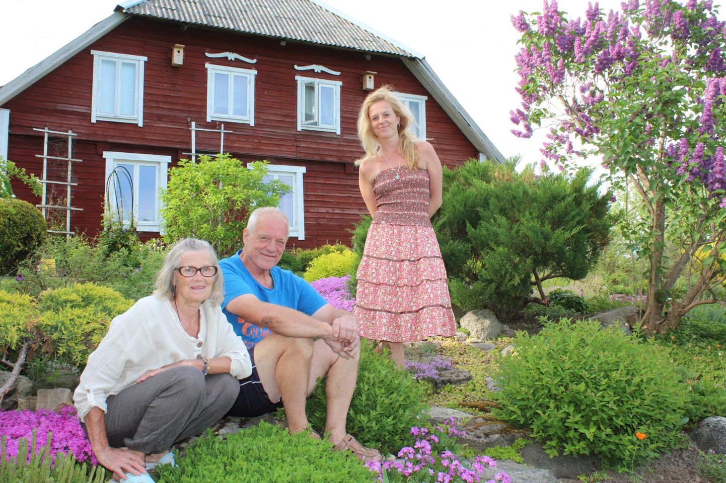 Eelmisel aastal presidendilt “Kauni Eesti kodu” tunnustuse saanud Eve ja Rein Puust on pildil koos tütar Marisega.