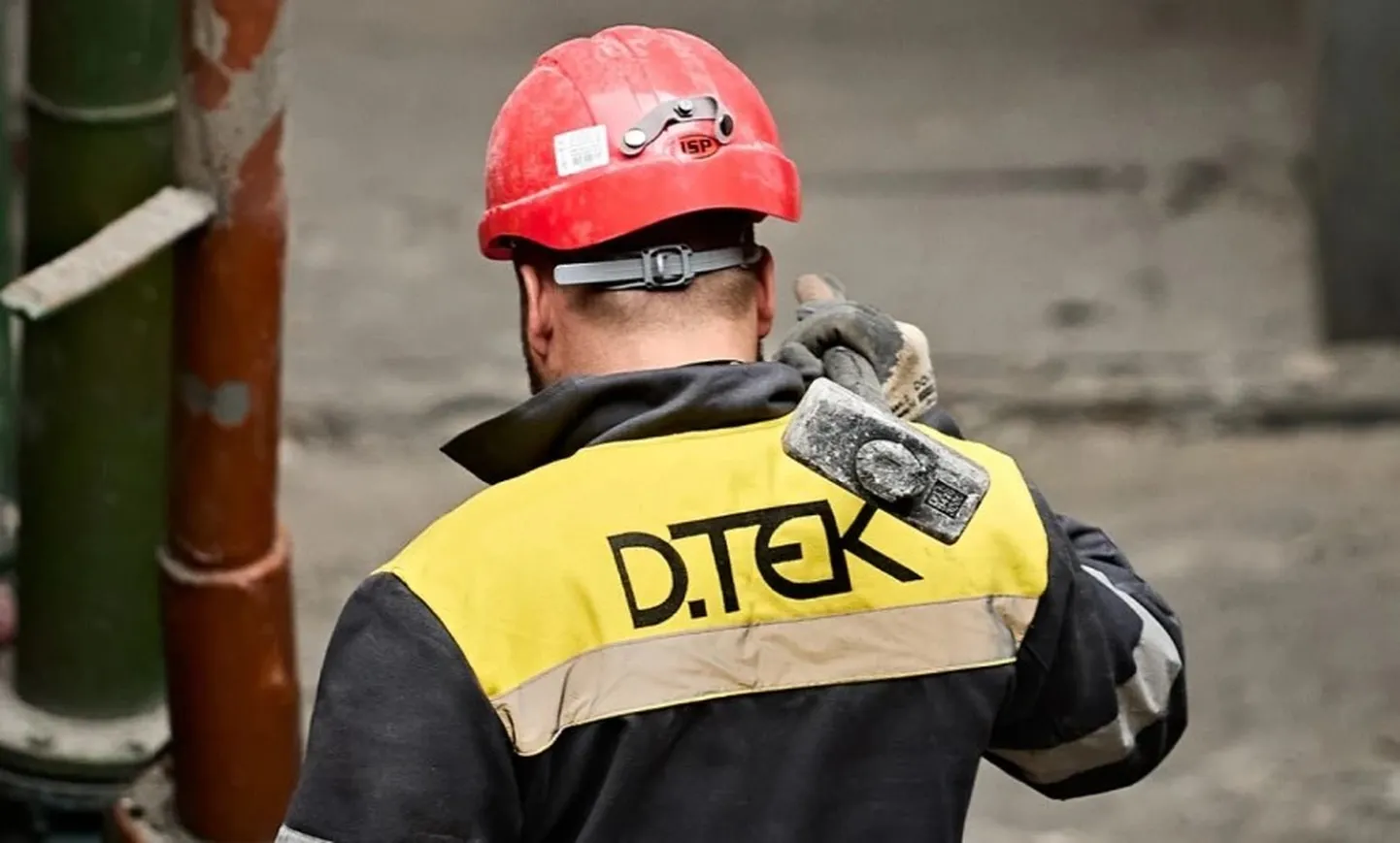 DTEK töötaja objektile suundumas.