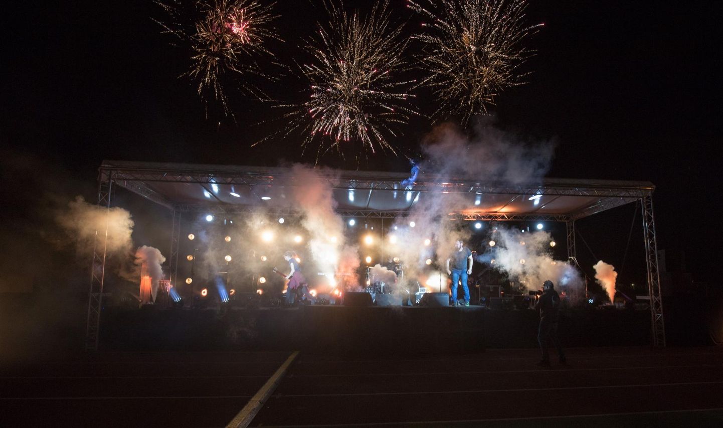 Ugala teatri tasuta aktsioon, 1. juuni viimasel minutil alanud Viljandi esimene staadionikontsert «Paradise City» meelitas järve äärde ansambli Guns N’ Ro­ses lugusid kuulama umbes 5000 inimest.