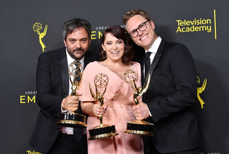 Schlesinger sai telesarja «Hull ekstüdruk» muusika eest Emmy. Vasakult: Adam Schlesinger, Rachel Bloom ja Jack Dolgen.