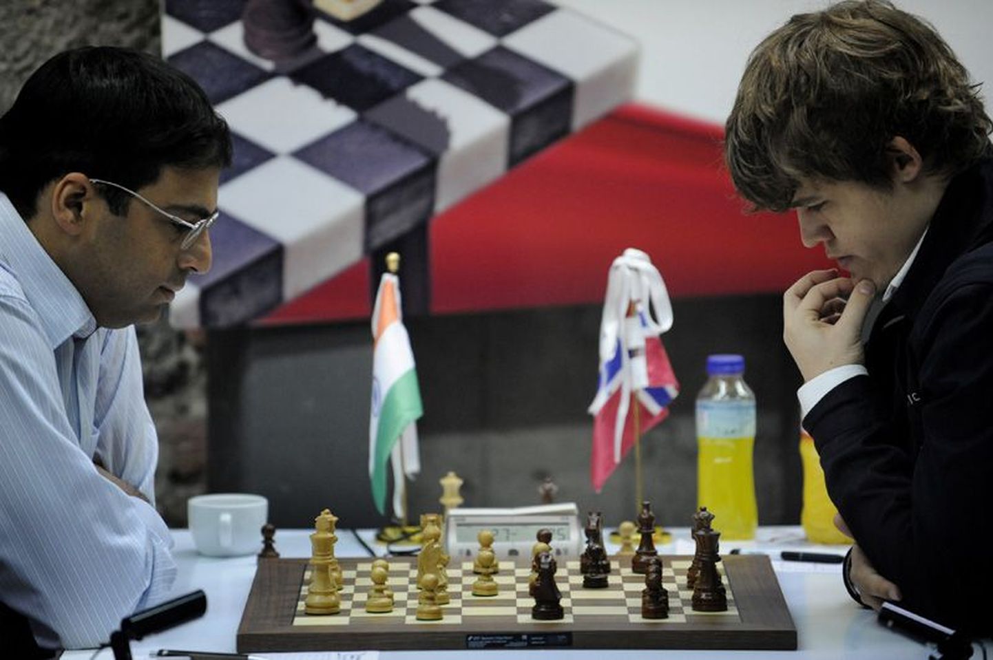 Magnus Carlsen (paremal) ja Viswanathan Anand 2010. aastal.