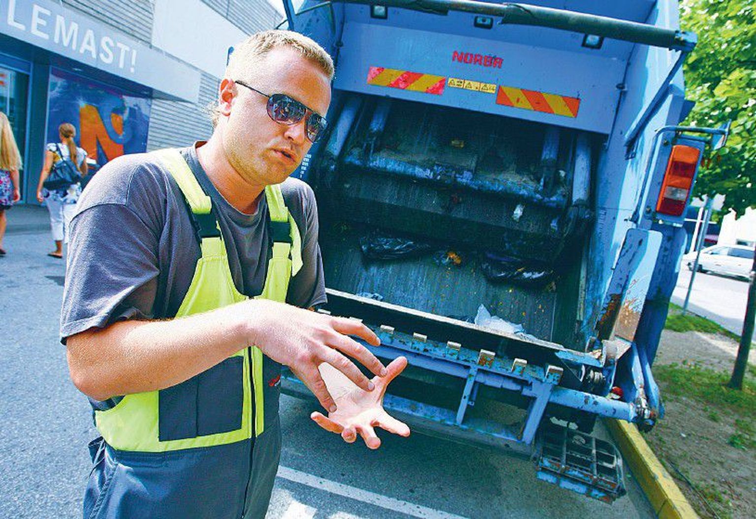 Prügiautojuht Sergei Baranin pani inimestele südamele, et biojäätmetele mõeldud konteinerisse ei pandaks pappnõusid ja kilekotte. Kui purk on moosiga koos, ei tähenda see veel, et purk ise seetõttu looduses lagunema hakkaks.