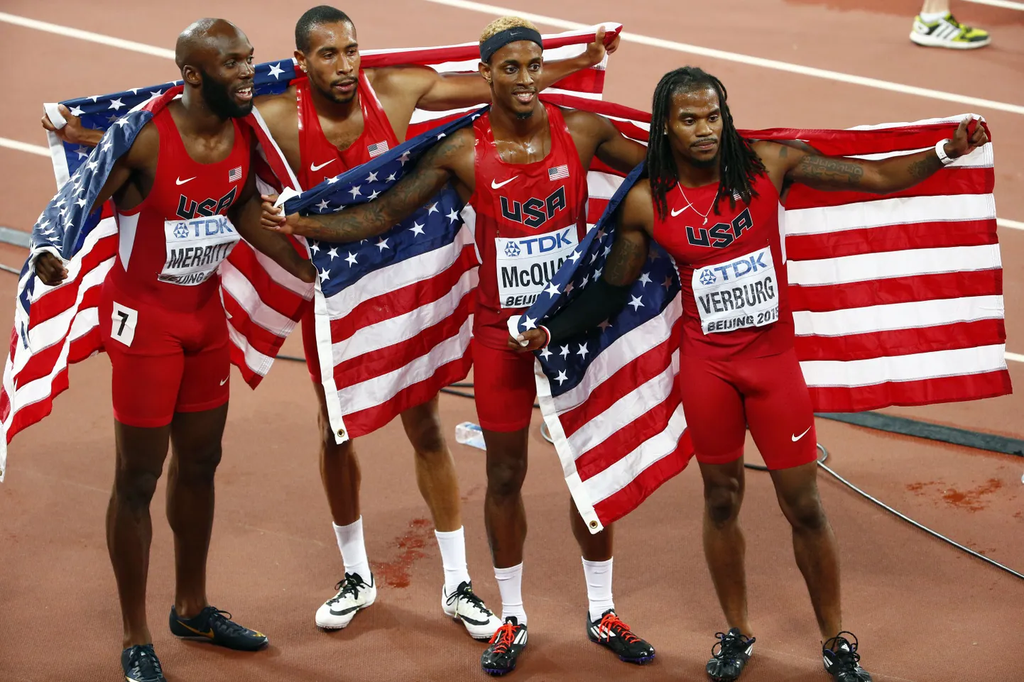 USA võidukas teatenelik, kuhu kuulusid LaShawn Merritt (vasakult), Bryshon Nellum, Tony McQuay ja David Verburg.