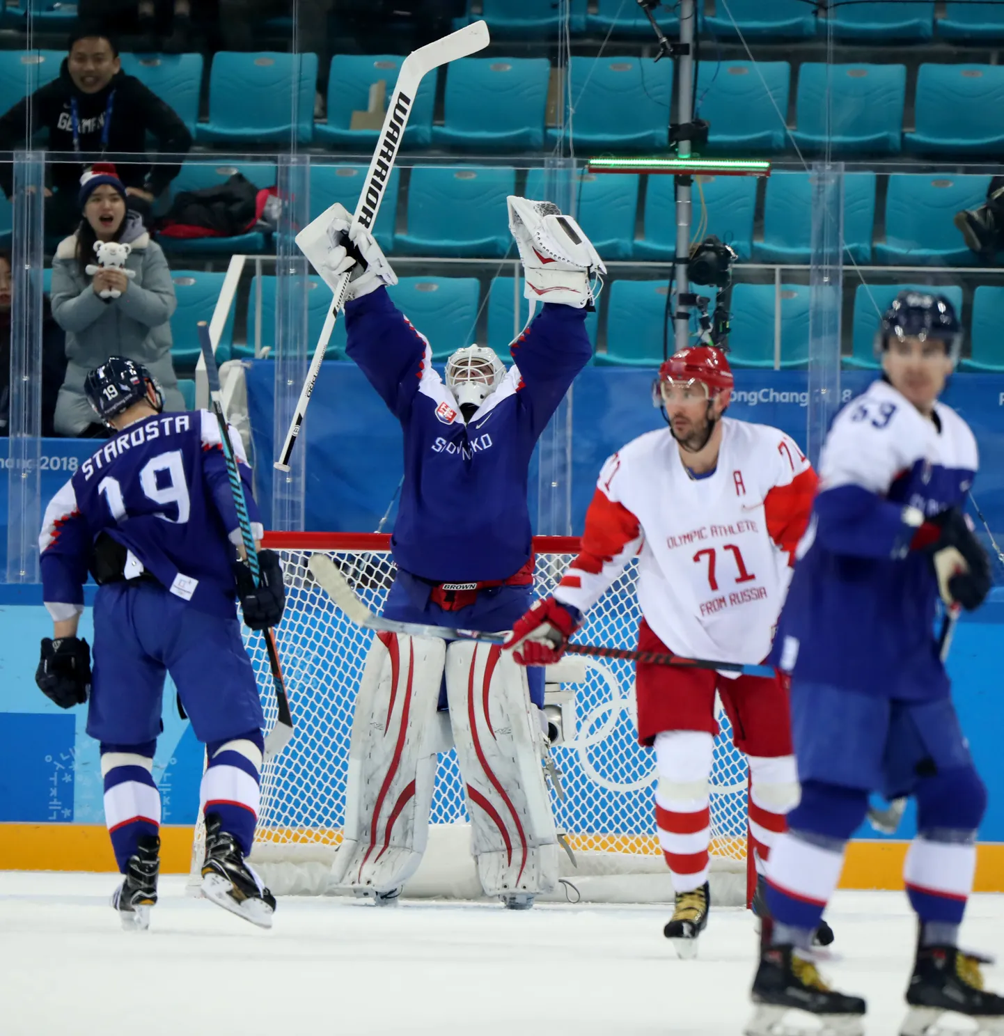 Slovakkia väravavaht Branislav Konrad tähistab 3:2 võitu OARi meeskonna üle, kelle abikapteni Ilja Kovaltšuki ilme on nõutu.
