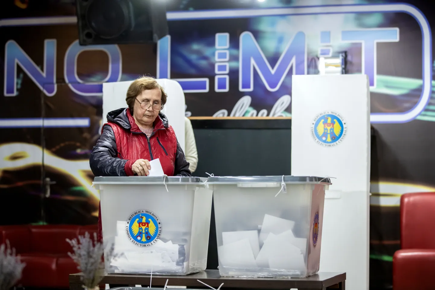Hääletaja Moldova valimisjaoskonnas.