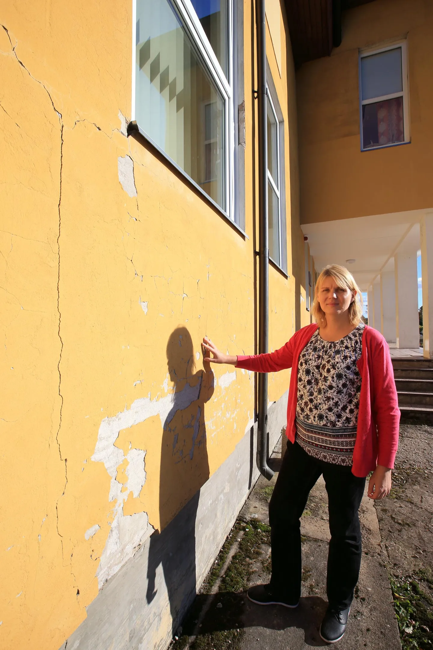 Voore põhikooli uus direktor Kadri Suni näitab koolimaja ajahambast näritud seinu, mis järgmisel aastal saavad valitsuse eraldatud raha abiga värske ilme.
