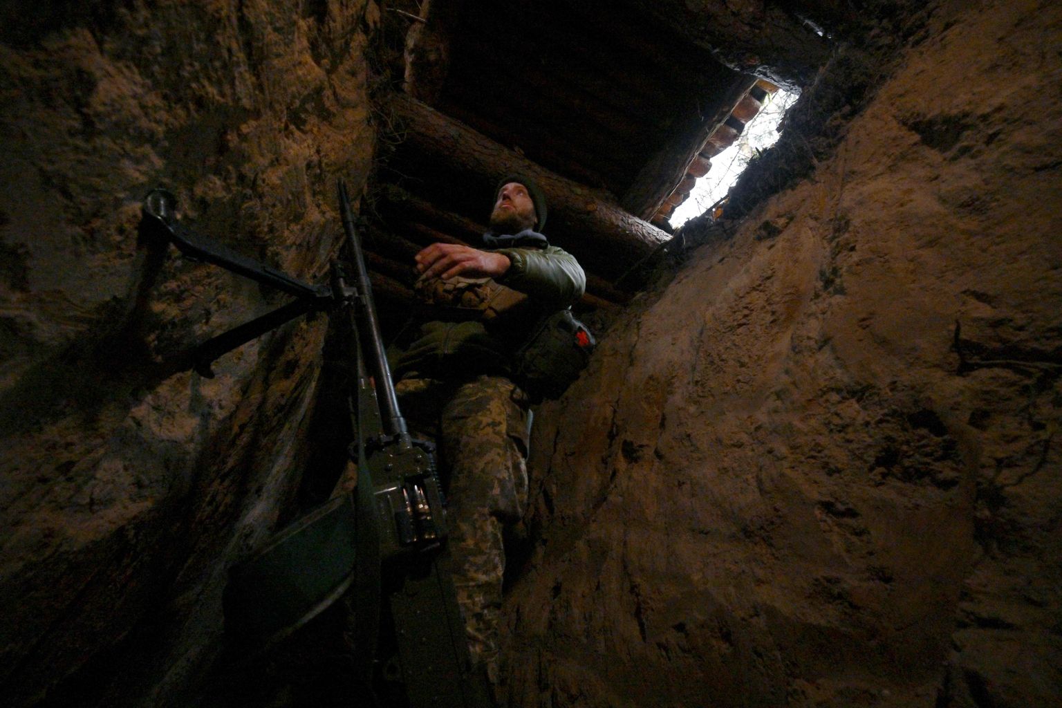 Ukraina piirivalvur novembris kindlustatud positsioonil Valgevene piiri ääres.