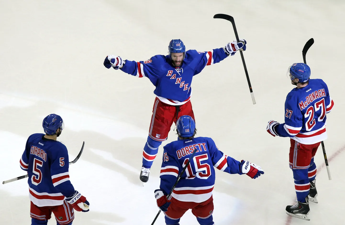 New York Rangersi mängijad väravat tähistamas.