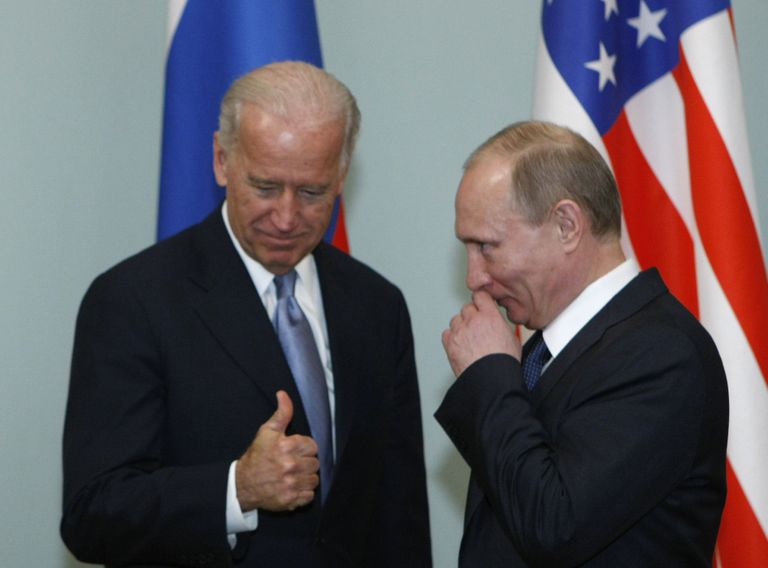 Joe Biden kui USA asepresident kohtumas kümme aastat tagasi Vladimir Putiniga, kes varjus tollal Vene Föderatsiooni tegeliku juhina peaministri tiitl taha.