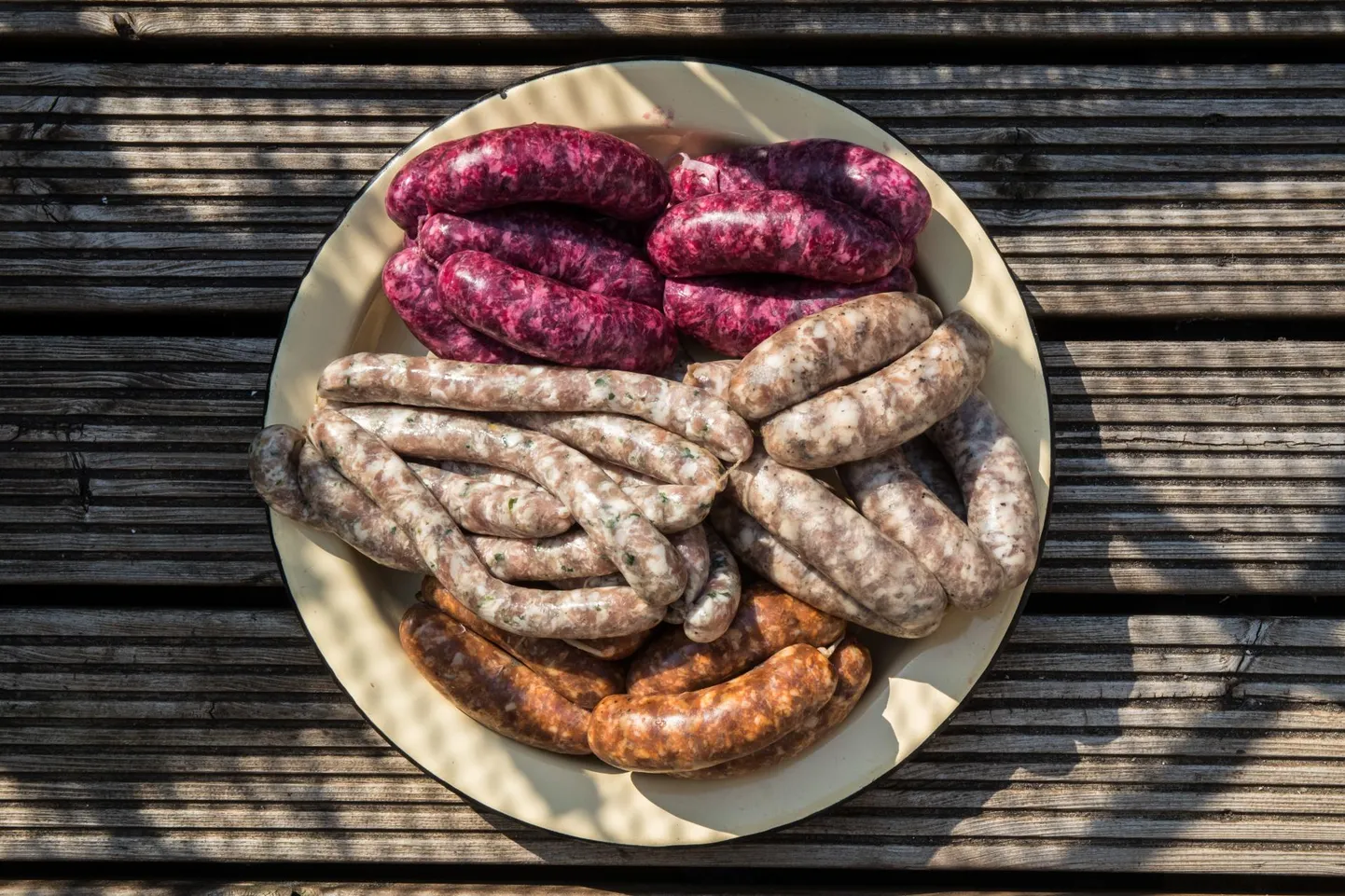 Värskelt Vorstipoe köögist tulnud: chorizo, kadakamarja, ürtide ja peedi toorvorstid.