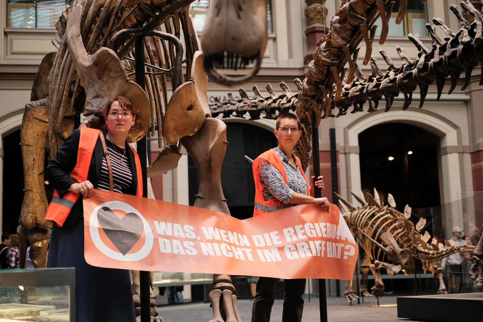 Kaks kliimaaktivisti kleepisid end 30. oktoobril 2022 Saksamaal Berliinis loodusmuuseumis dinosauruse skeleti külge